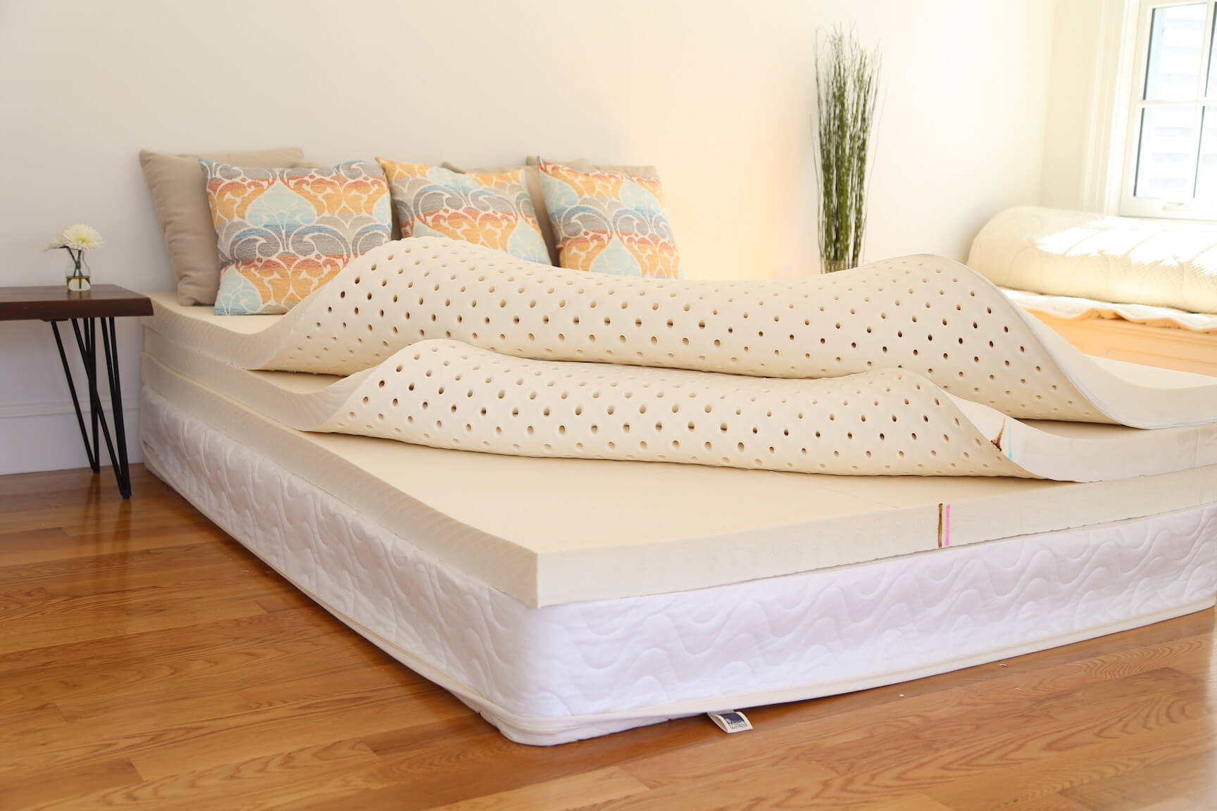 Spindle Mattress Review - All natural latex foam mattress - girl on the mattress